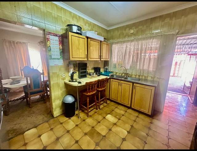 3 BEDROOM TOWNHOUSE FOR SALE IN VANDERBIJLPARK CE 2